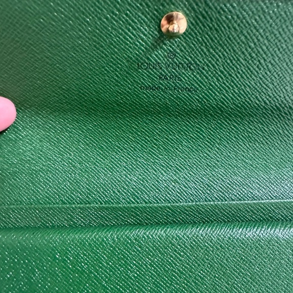 Louis Vuitton Epi GREEN Textured Wallet Like New! Authentic and Dust Bag - Picture 3 of 16
